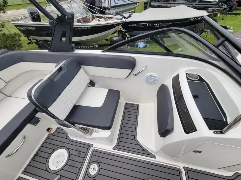 Slide: The Image of Bayliner VR5 Bowrider I/O 2020 - 16