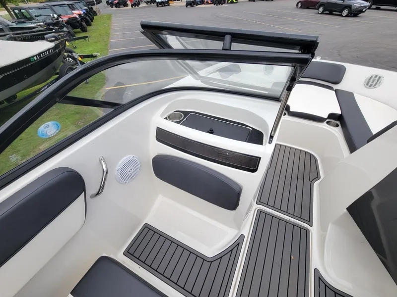 Slide: The Image of Bayliner VR5 Bowrider I/O 2020 - 17