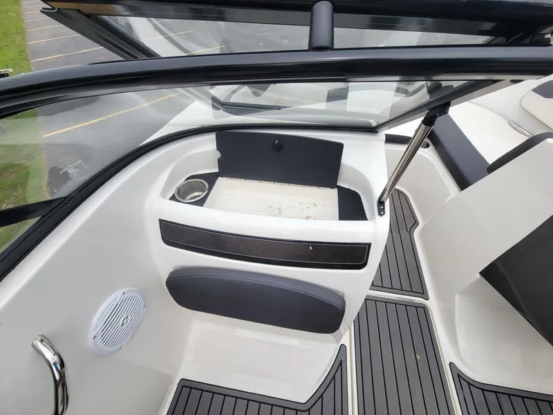 Slide: The Image of Bayliner VR5 Bowrider I/O 2020 - 18