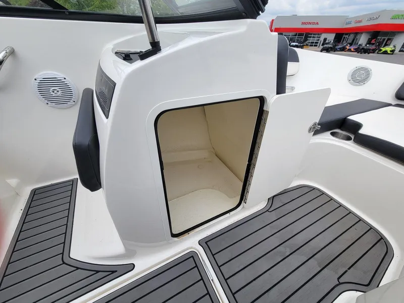 Slide: The Image of Bayliner VR5 Bowrider I/O 2020 - 19