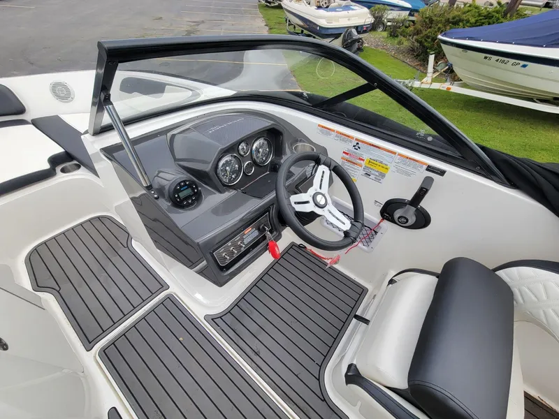 Slide: The Image of Bayliner VR5 Bowrider I/O 2020 - 20