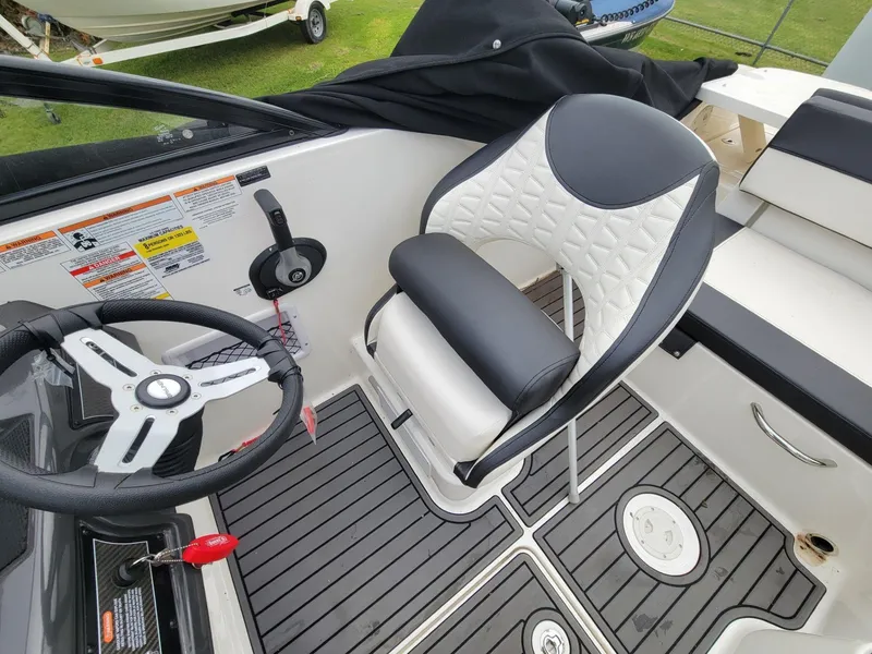 Slide: The Image of Bayliner VR5 Bowrider I/O 2020 - 22