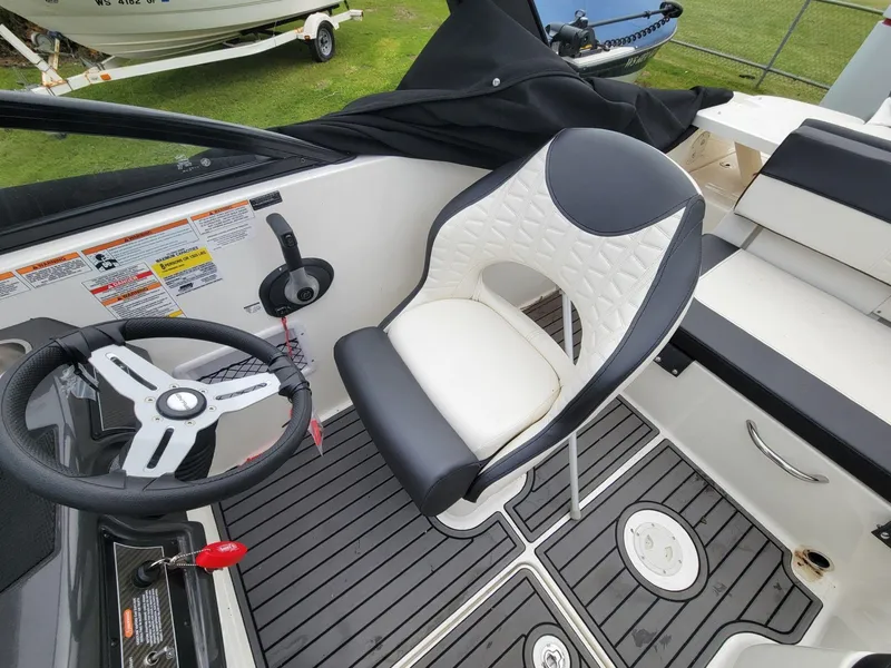 Slide: The Image of Bayliner VR5 Bowrider I/O 2020 - 23