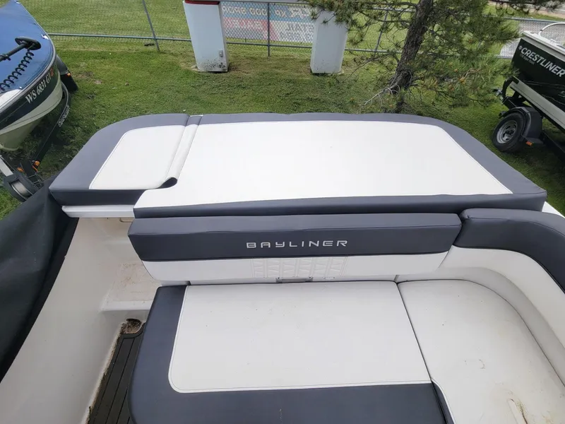 Slide: The Image of Bayliner VR5 Bowrider I/O 2020 - 25
