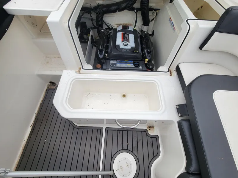 Slide: The Image of Bayliner VR5 Bowrider I/O 2020 - 26