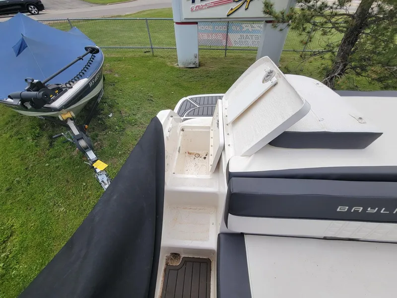 Slide: The Image of Bayliner VR5 Bowrider I/O 2020 - 28