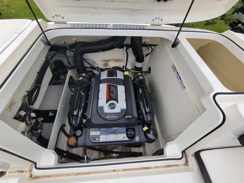 Slide: The Image of Bayliner VR5 Bowrider I/O 2020 - 29