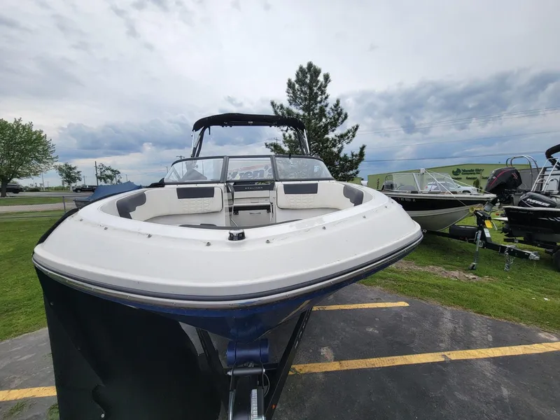 Slide: The Image of Bayliner VR5 Bowrider I/O 2020 - 3