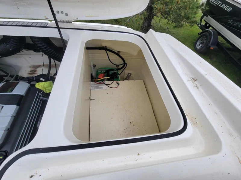 Slide: The Image of Bayliner VR5 Bowrider I/O 2020 - 30