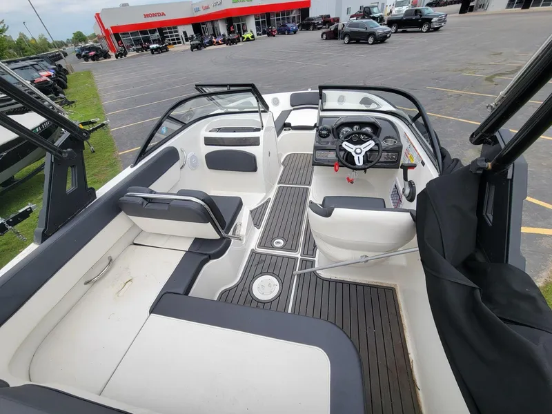 Slide: The Image of Bayliner VR5 Bowrider I/O 2020 - 31