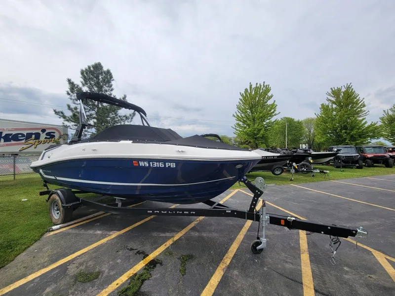Slide: The Image of Bayliner VR5 Bowrider I/O 2020 - 4