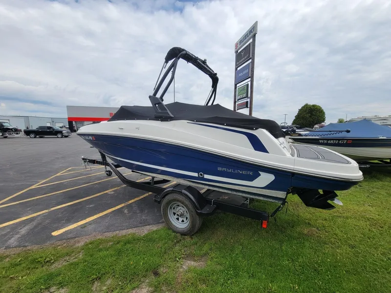 Slide: The Image of Bayliner VR5 Bowrider I/O 2020 - 7