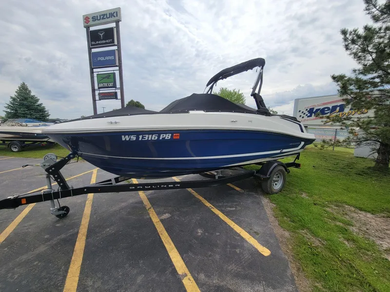 Slide: The Image of Bayliner VR5 Bowrider I/O 2020 - 8