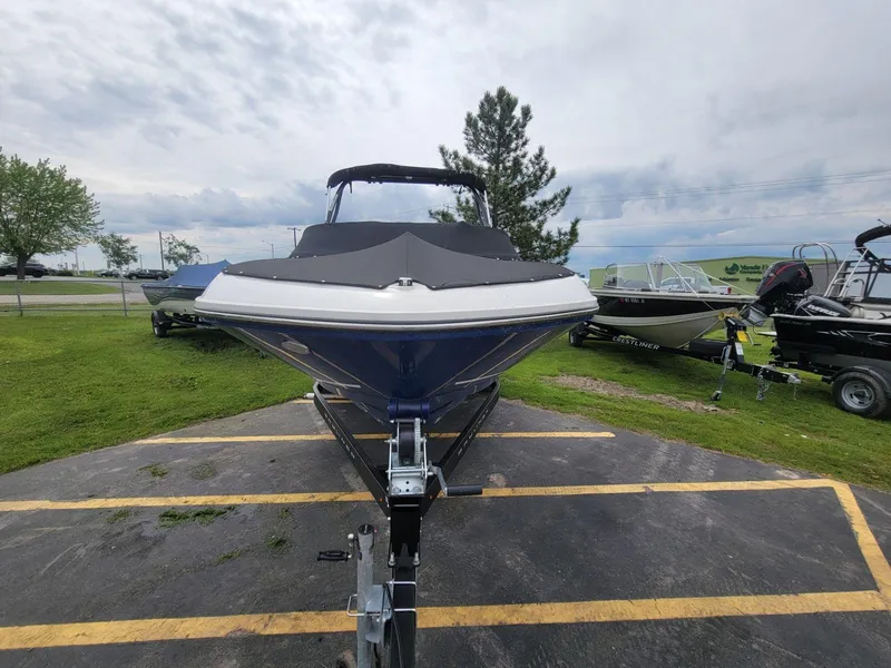 Slide: The Image of Bayliner VR5 Bowrider I/O 2020 - 9