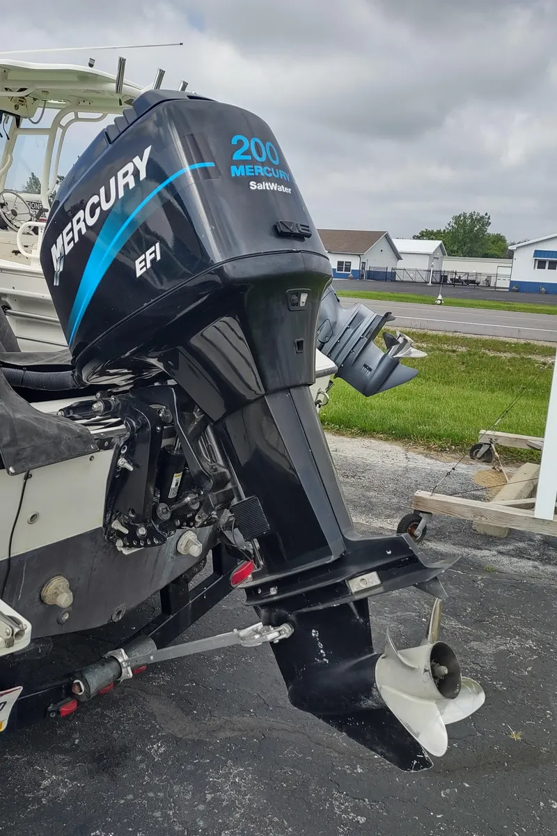 Slide: The Image of Outboard motor on a 2001 Robalo 2020 Center Console boat, featuring Mercury 200 EFI. - 17