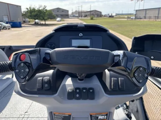 Slide: The Image of Sea-Doo Switch Sport 21 2025 - 11