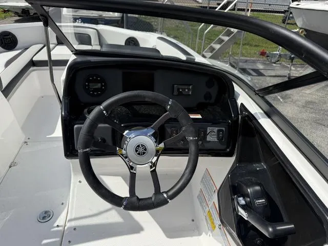 Slide: The Image of Yamaha SX195 2025 - 18