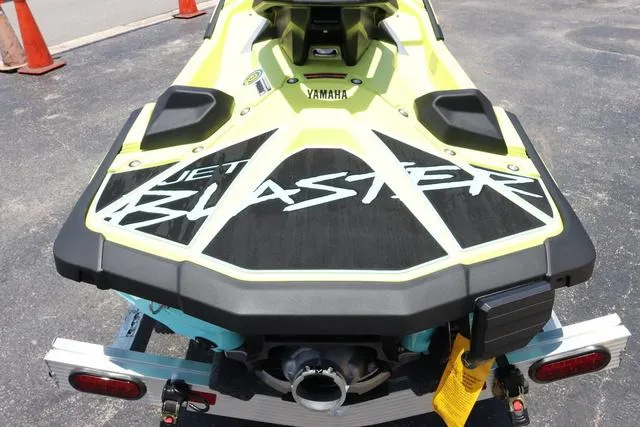 Slide: The Image of Yamaha JETBLASTER PRO 3-LUNAR YELLOW/MINT 2025 - 12