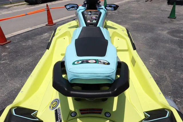 Slide: The Image of Yamaha JETBLASTER PRO 3-LUNAR YELLOW/MINT 2025 - 13