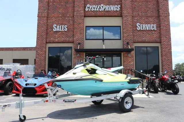 Slide: The Image of Yamaha JETBLASTER PRO 3-LUNAR YELLOW/MINT 2025 - 3