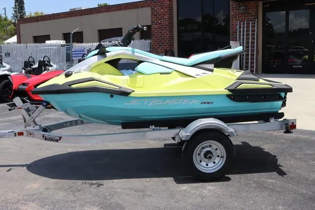 Slide: The Image of Yamaha JETBLASTER PRO 3-LUNAR YELLOW/MINT 2025 - 4