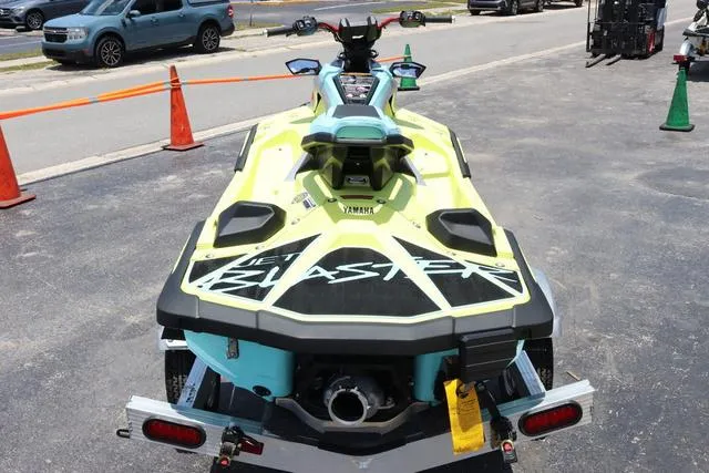 Slide: The Image of Yamaha JETBLASTER PRO 3-LUNAR YELLOW/MINT 2025 - 6