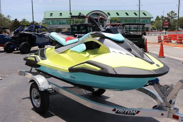 Slide: The Image of Yamaha JETBLASTER PRO 3-LUNAR YELLOW/MINT 2025 - 9