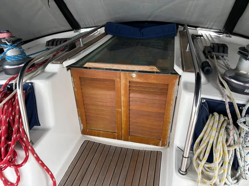 Slide: The Image of Cockpit of 2001 Jeanneau Sun Odyssey 43 DS with ropes and wooden hatch. - 20