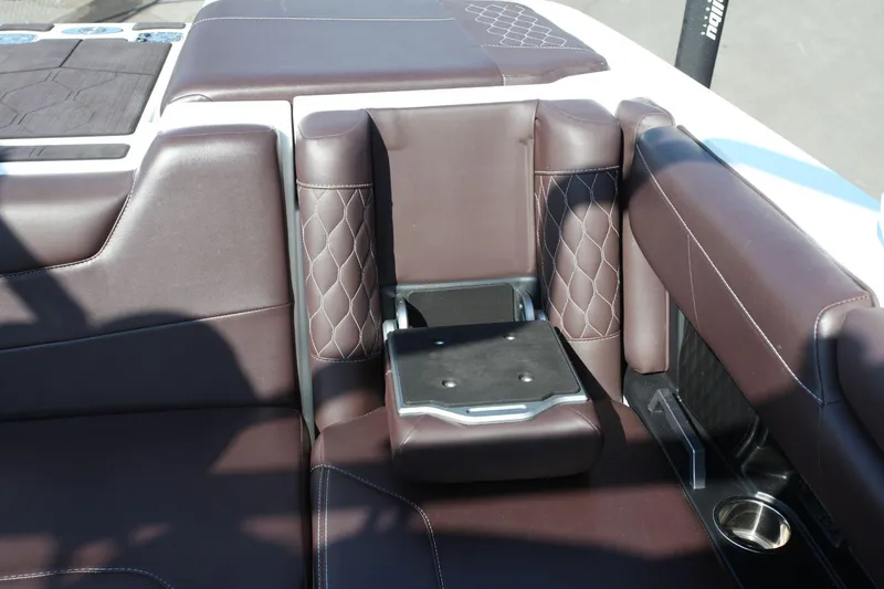 Slide: The Image of Malibu M220 2021 - 10