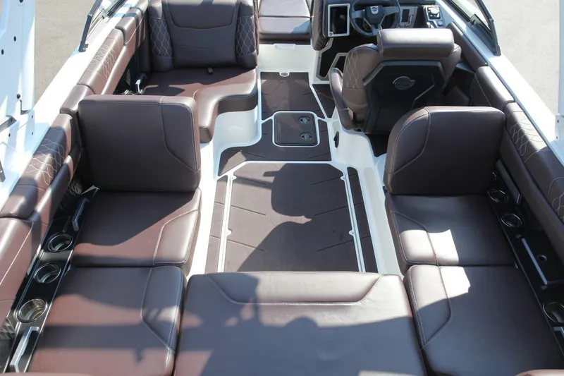 Slide: The Image of Malibu M220 2021 - 11