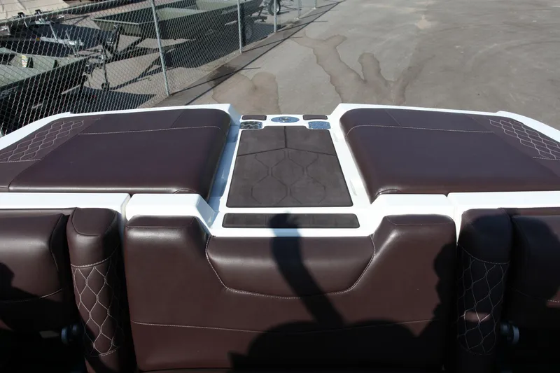 Slide: The Image of Malibu M220 2021 - 13