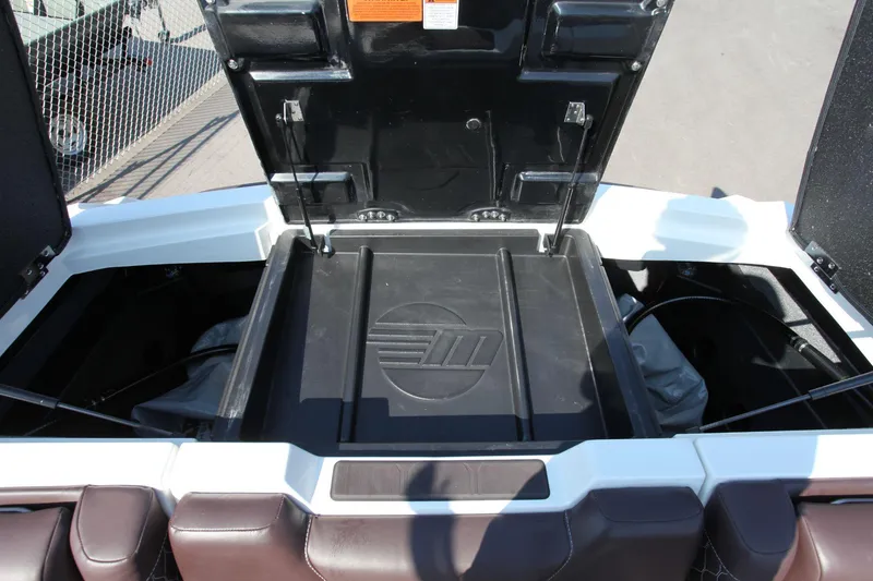 Slide: The Image of Malibu M220 2021 - 14