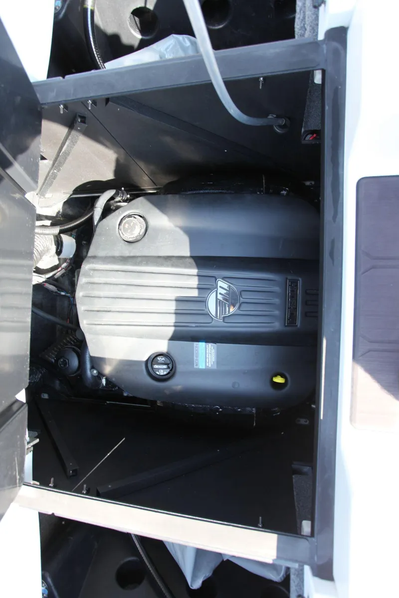 Slide: The Image of Malibu M220 2021 - 15