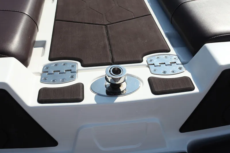 Slide: The Image of Malibu M220 2021 - 16