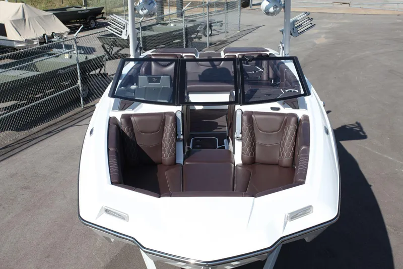 Slide: The Image of Malibu M220 2021 - 3