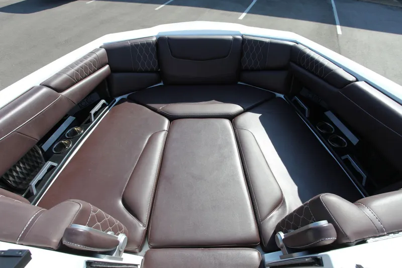 Slide: The Image of Malibu M220 2021 - 4