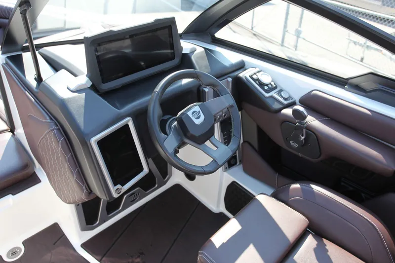 Slide: The Image of Malibu M220 2021 - 5