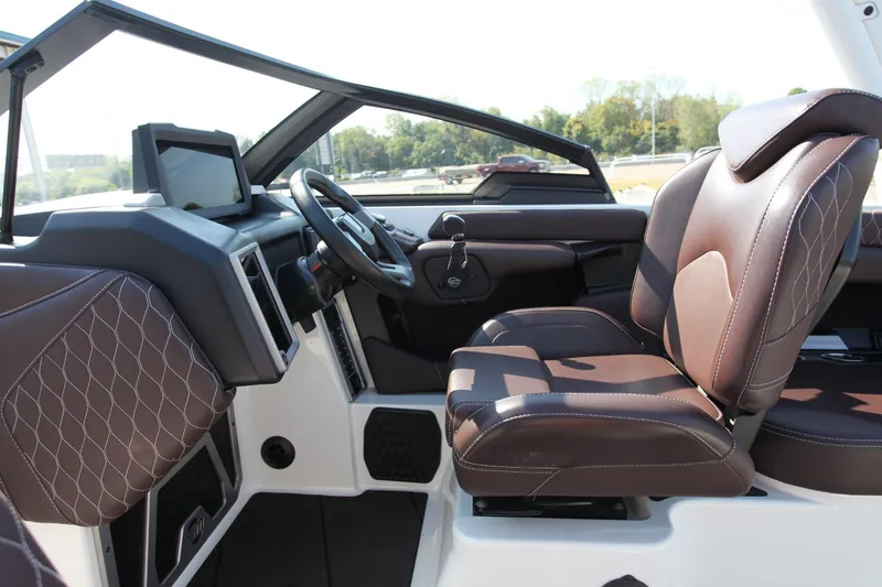 Slide: The Image of Malibu M220 2021 - 6