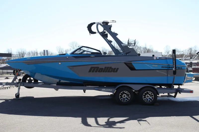 Slide: The Image of Malibu Wakesetter 23 MXZ 2021 - 24