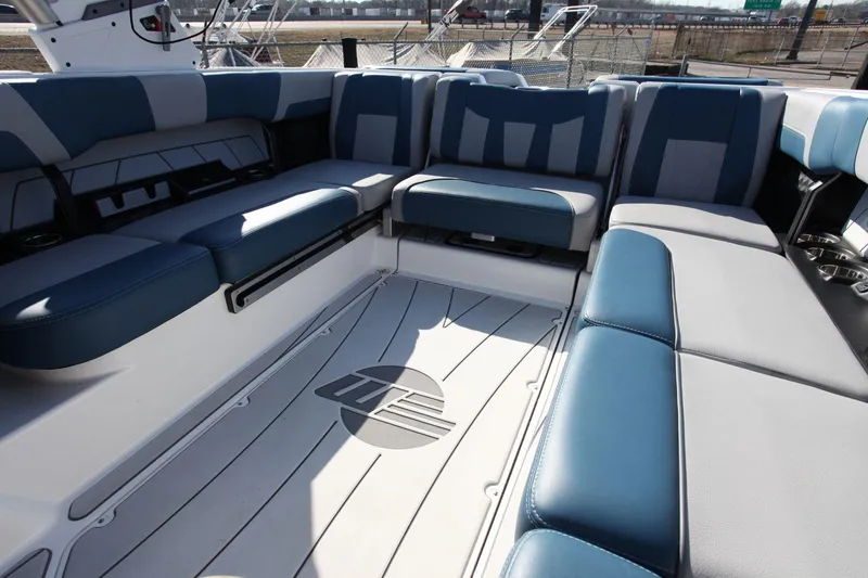 Slide: The Image of Malibu Wakesetter 23 LSV 2022 - 10