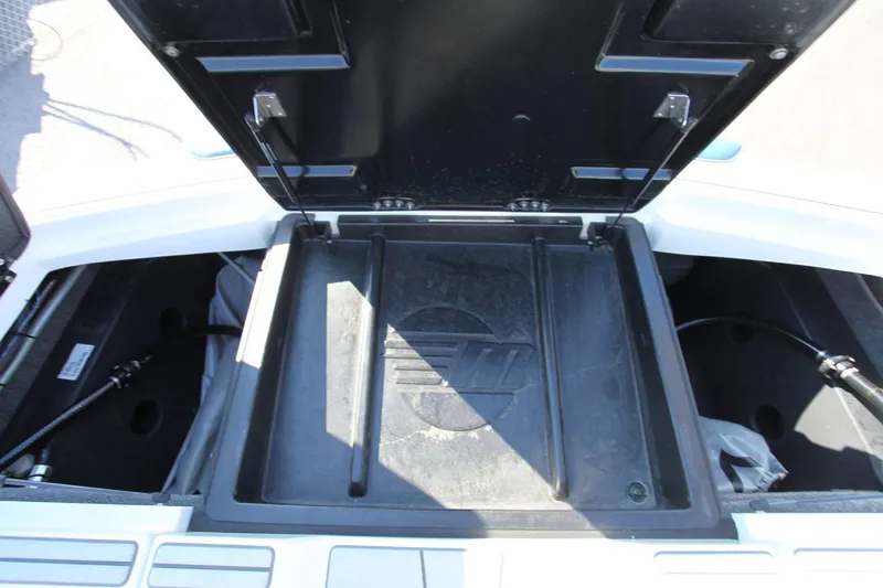 Slide: The Image of Malibu Wakesetter 23 LSV 2022 - 13