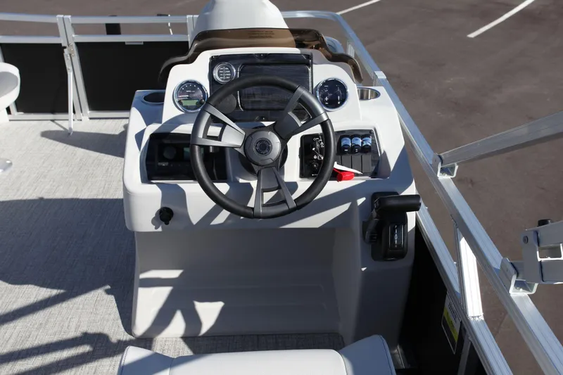 Slide: The Image of Avalon 1780 Venture Bow Fish 2024 - 12