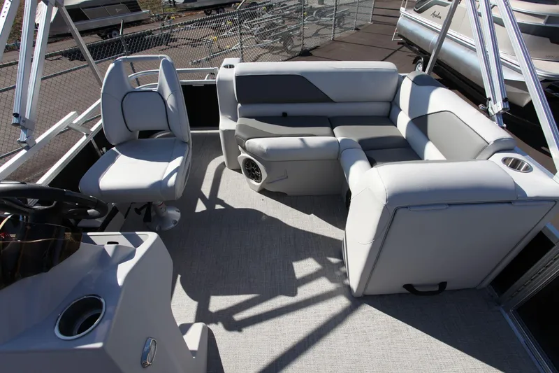 Slide: The Image of Avalon 1780 Venture Bow Fish 2024 - 15