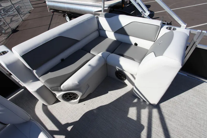 Slide: The Image of Avalon 1780 Venture Bow Fish 2024 - 16