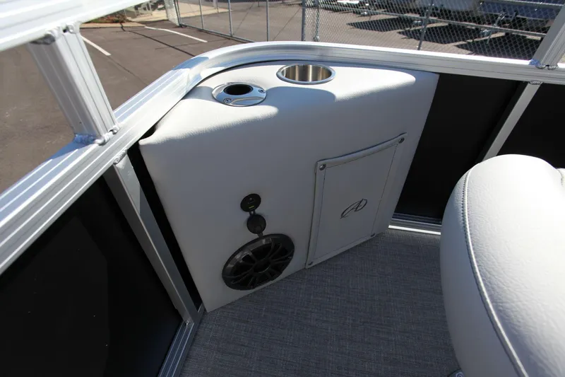 Slide: The Image of Avalon 1780 Venture Bow Fish 2024 - 18