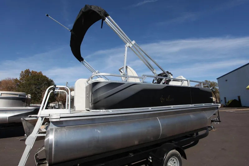 Slide: The Image of Avalon 1780 Venture Bow Fish 2024 - 2