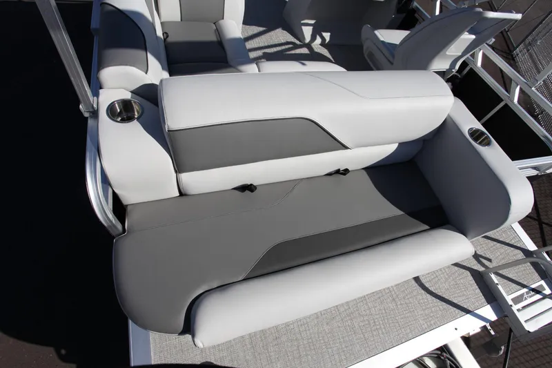 Slide: The Image of Avalon 1780 Venture Bow Fish 2024 - 24