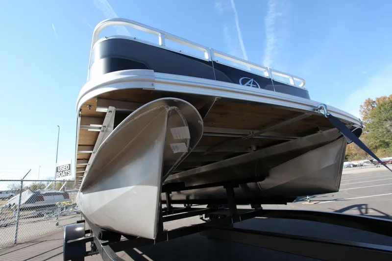 Slide: The Image of Avalon 1780 Venture Bow Fish 2024 - 3