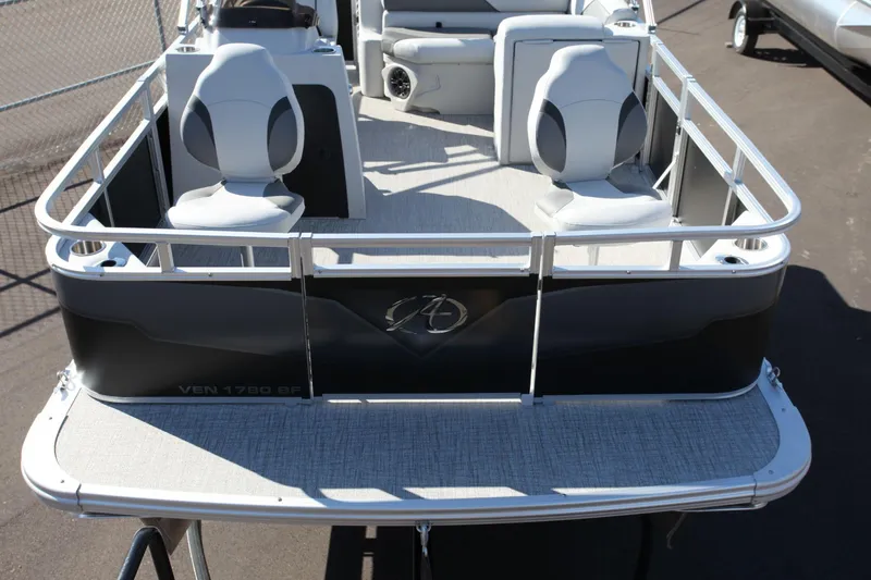 Slide: The Image of Avalon 1780 Venture Bow Fish 2024 - 8