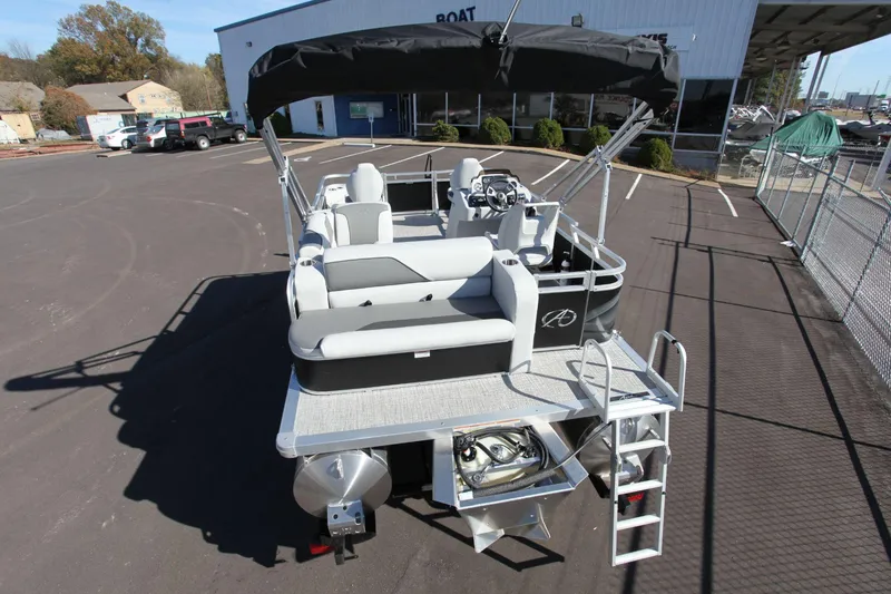 Slide: The Image of Avalon 1780 Venture Bow Fish 2024 - 9